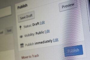 ランディングページに動画を埋め込む効果は？やり方や活用のためのポイントを解説